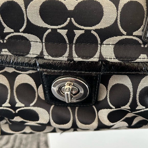 Coach Black and Cream Signature Shoulder Bag - Picture 4 of 10